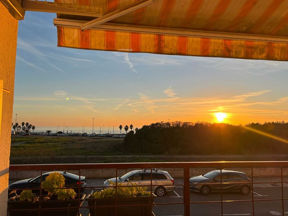 Arrendamento de apartamento com varanda e AC na Praia de Carcavelos