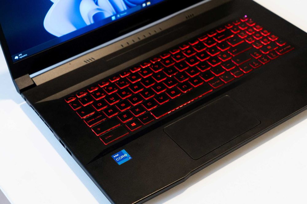 MSI Katana GF76 11UC - Intel i7-11800H, 16GB, 1 TB, RTX 3050 + Headset