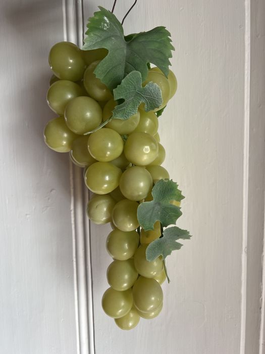 Cacho gigante de uvas em borracha