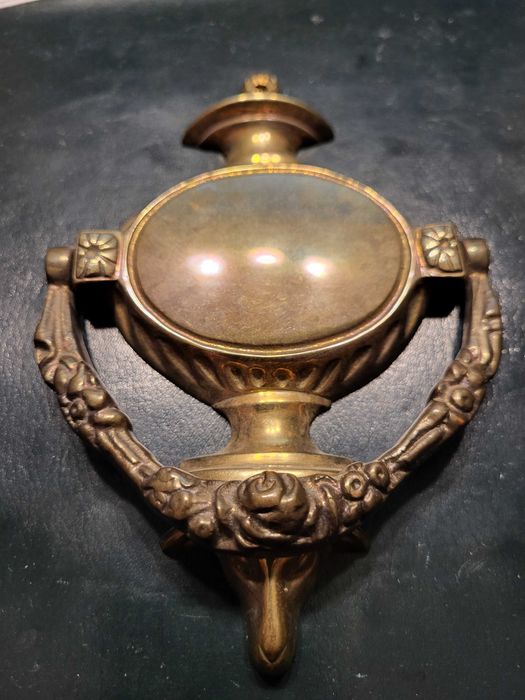 Ozdobna kołatka mosiężna na drzwi