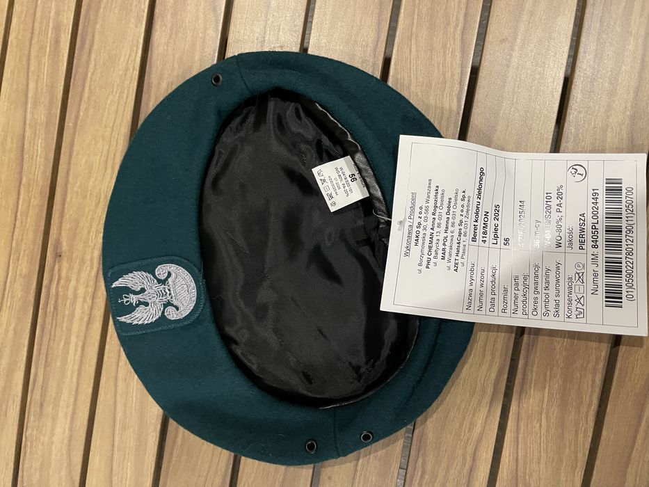 Beret wojskowy koloru zielonego