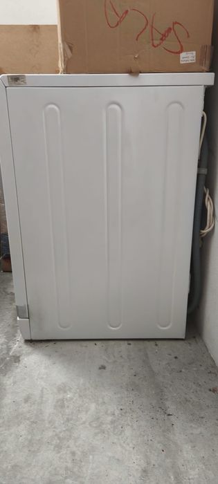 Maquina de lavar roupa a funcionar Ariston