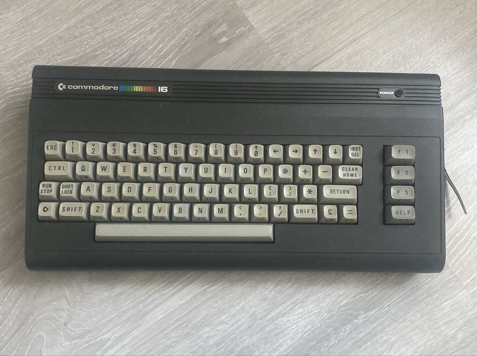 klawiatura commodore 16