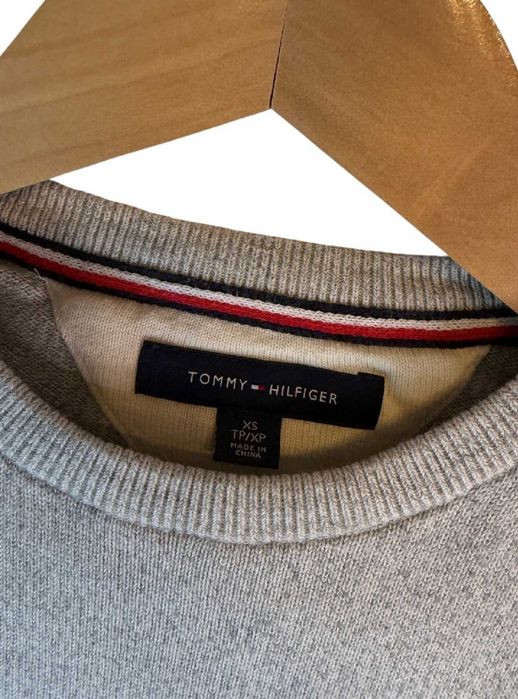 Sweter Tommy Hilfiger szary z logiem XS