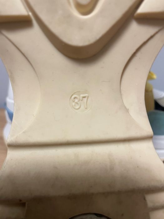 Кросівки жіночі 37 розмір