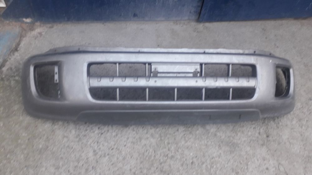 Продам передний бампер Toyota Rav 4