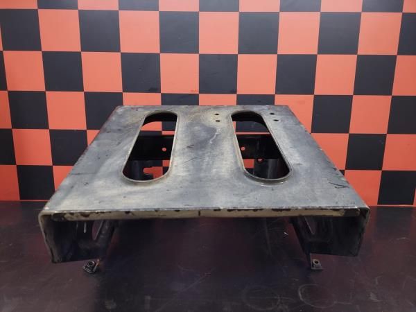Base / caixa da bateria MITSUBISHI TRUCKS Canter