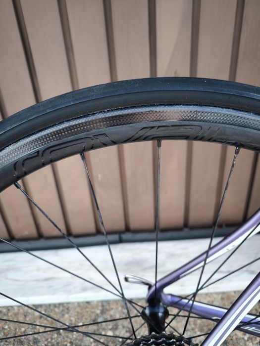 Specialized Roubaix com rodas Roval carbono