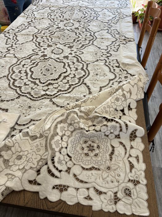 Toalha de mesa mistura de linho e algodão ricamente bordada com flores e com bordado richelieu