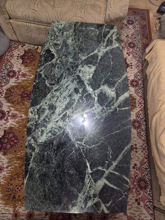 Stół z kamiennym blatem