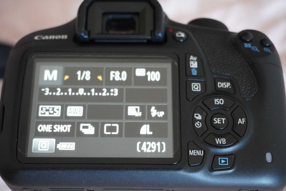 Canon EOS 1200D + EF-S 18-55mm + 2 baterias + carregador -- Kit completo