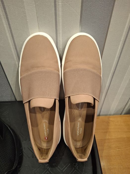 Женские кроссовки фирмы Adidas,слипоны фирмы Сlarks