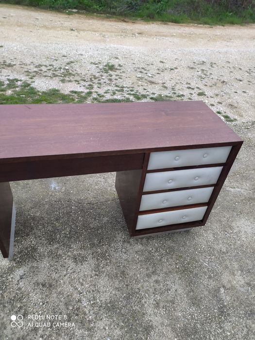 Secretária vintage com gavetas almofadas a capitone