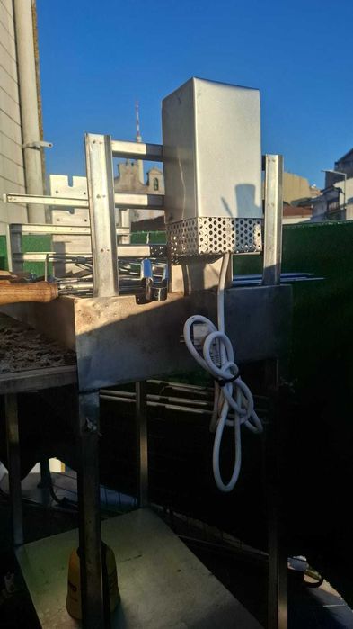 Churrasqueira a Carvão com Motor Elétrico