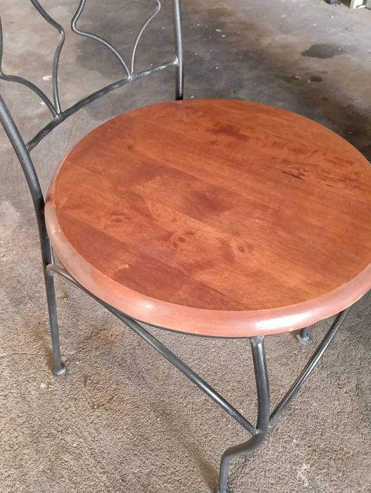 Cadeira de Ferro com tampo de madeira