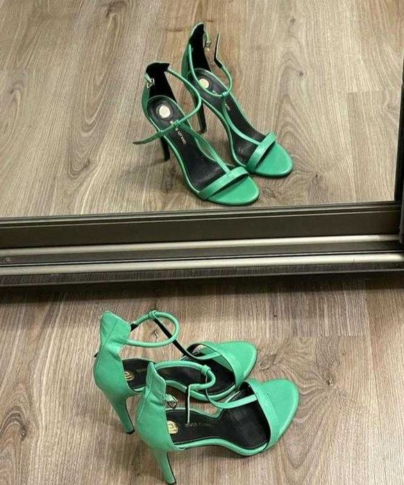 Зелені босоніжки на шпильці