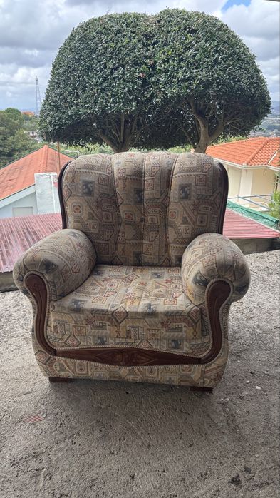Conjunto de sofá + poltrona vintage em tecido e madeira