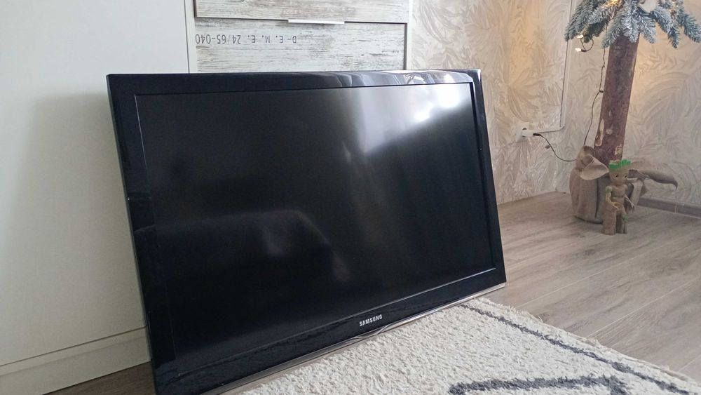 Продаю телевізор Samsung , кріплення у подарунок