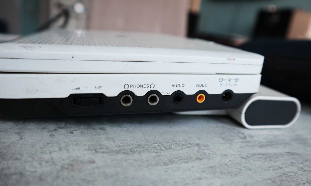 Портативный  проигрыватель LG DP172BP рабочий