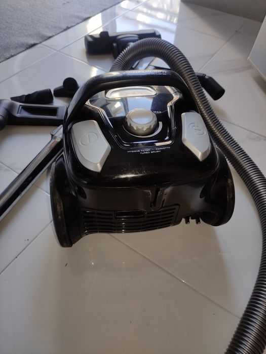 Aspirador AEG sem saco

Defeito: partida "dobradiça" do depósito, mas