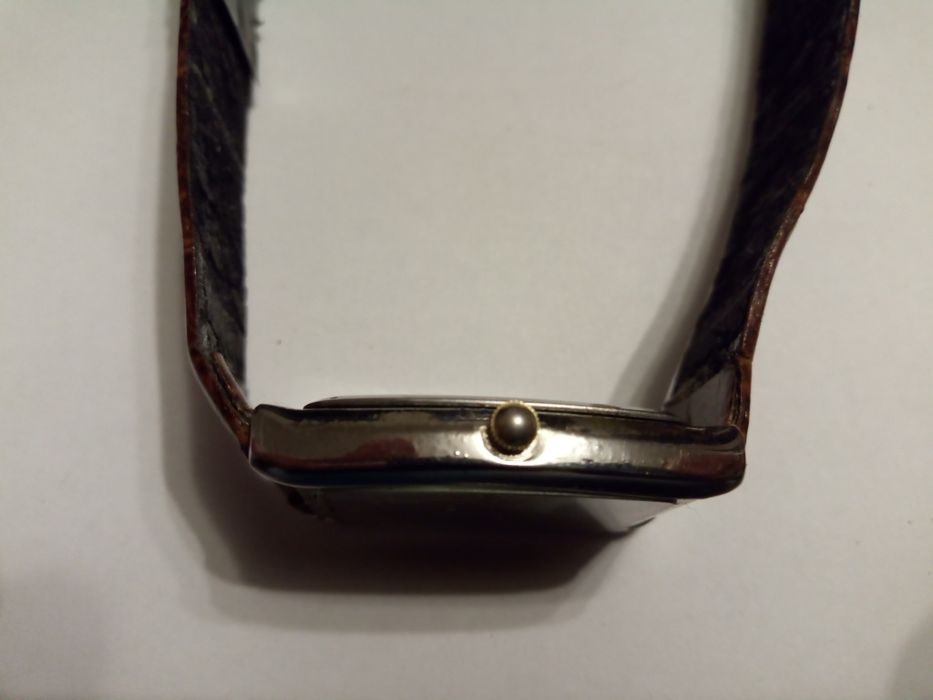 Zegarek Longines Vintage, kwadratowa koperta, szafirowe