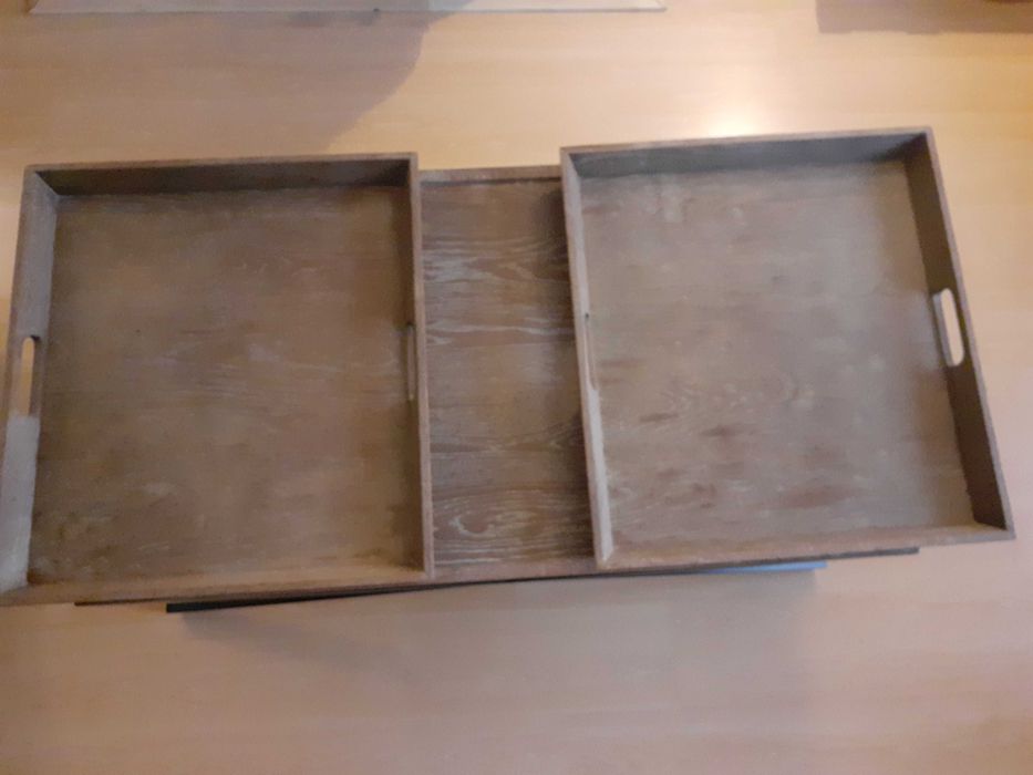 Mesa de centro pés de metal e tabuleiros em madeira design