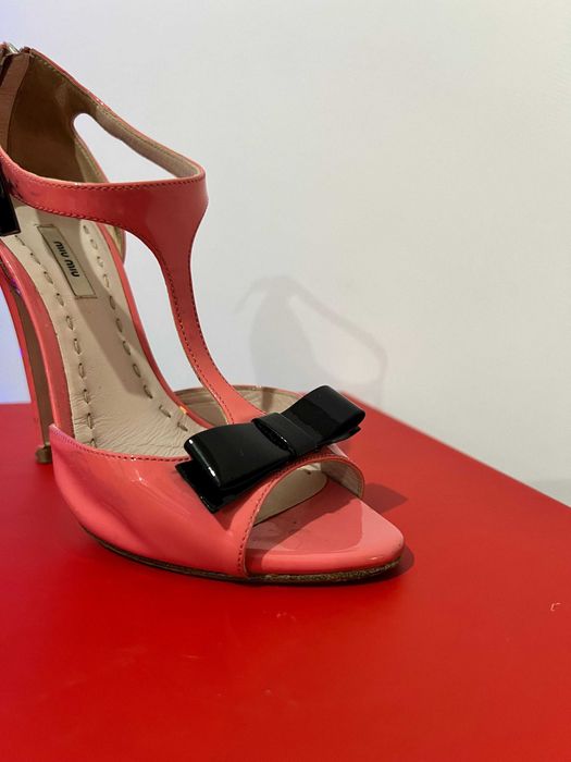 Sandálias Rosa com laço preto Miu Miu Originais