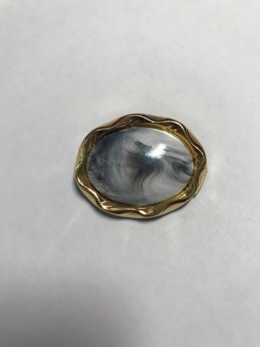 Brosza w kolorze szarym jak kamea broszka lata 80