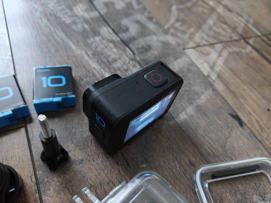 GoPro HERO 10 Black – zestaw z 5 akumulatorami, ładowarka, akcesoria.