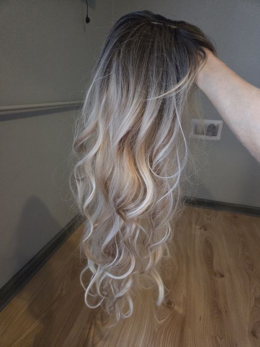 Włosy syntetyczne efekt ombre blond