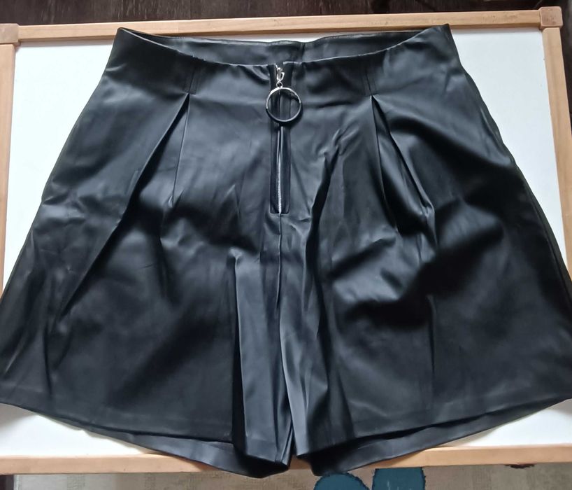 Шорти зі шкірзамінника Issa Plus, ХЛ