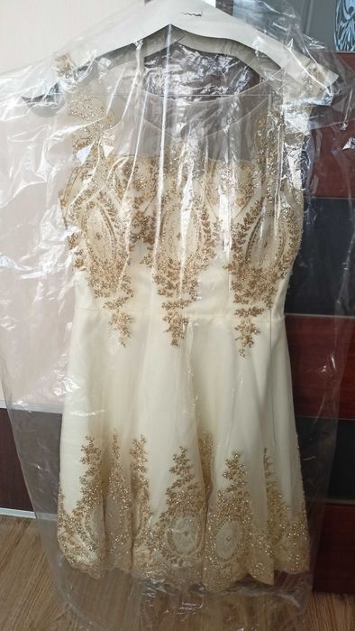 Elegancka sukienka w kolorze złotym