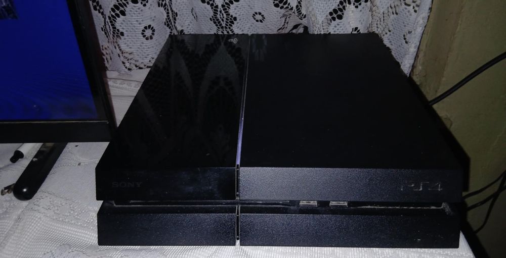 Sprzedam ps4 z grami