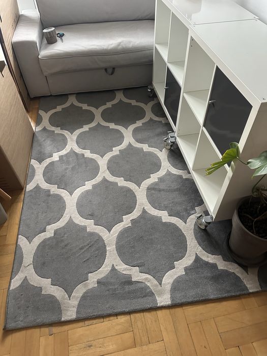 Dywan szary ze wzorem w inspirowanym koniczyną