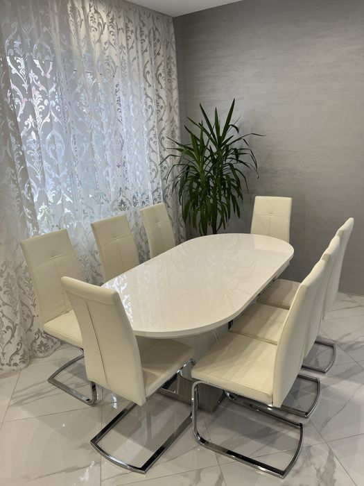 Розкладний обідній стіл