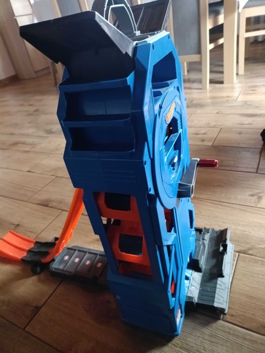 Garaż hotwheels z 30 samochodzikami