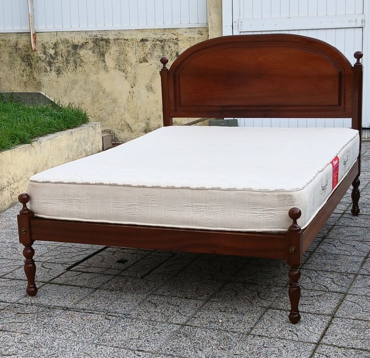Vendo CAMA de CASAL com estrado e COLCHÃO em madeira MACIÇA como nova