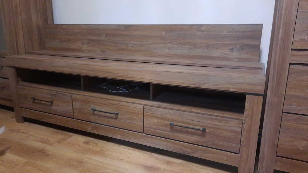 Дуже гарна і якісна тумба у вітальню. Під телевізор , чи інший дизайн.