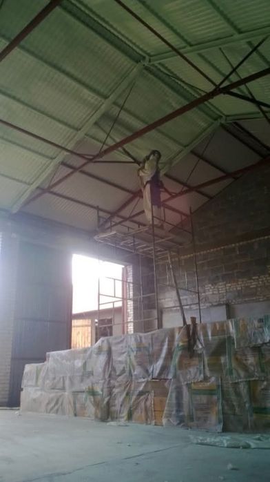 Izolacja Ocieplenie pianą PUR magazyn hala garaż