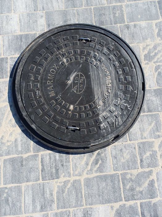 Właz pokrywa do studni