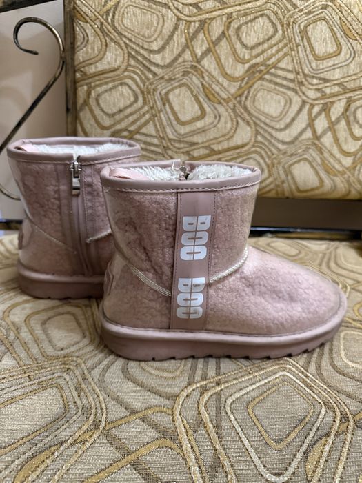 Угги на дівчинку