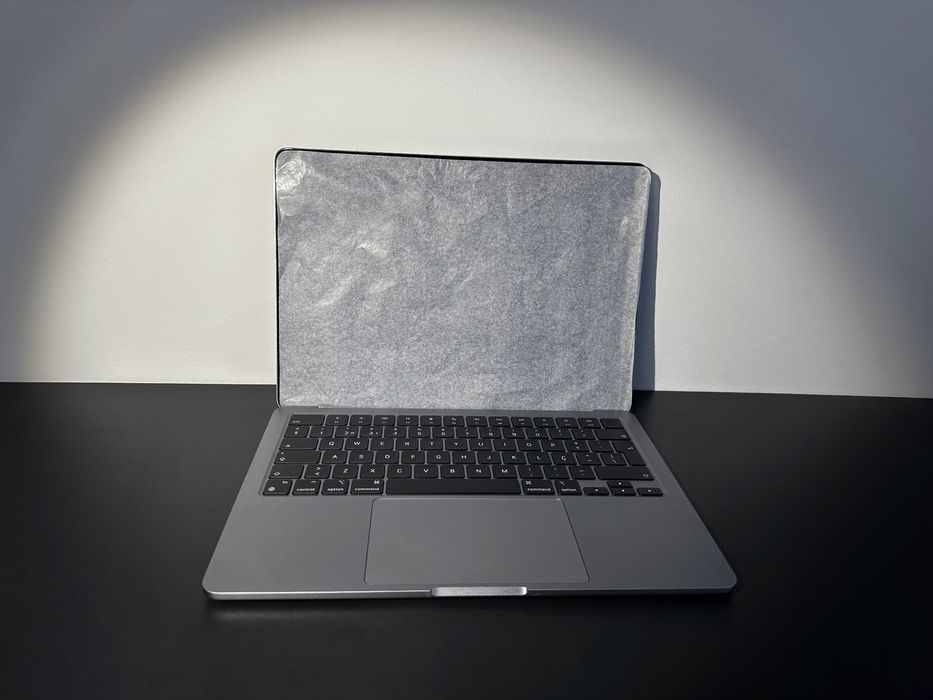 MacBook Air 13" M3 2024 - 8 GB RAM - 256 GB SSD [GARANTIA 2 ANOS]
