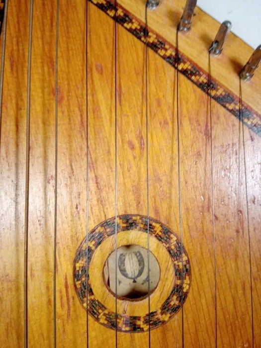 Украинский музыкальный инструмент Бандура в сувенирном исполненииn