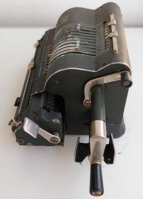 máquina de calcular antiga, de manivela