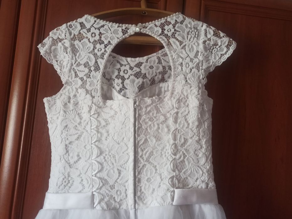 Біле весільне плаття