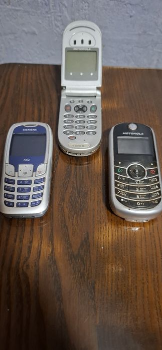 Кнопочные телефоны Siemens и Motorola.
