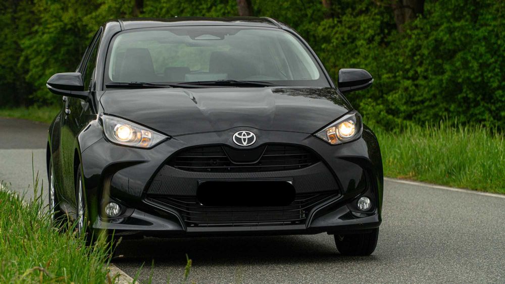 Wynajem Toyota Yaris Hybrid – Ekonomiczna Hybryda | Automat | Komfort i Niskie Spalanie