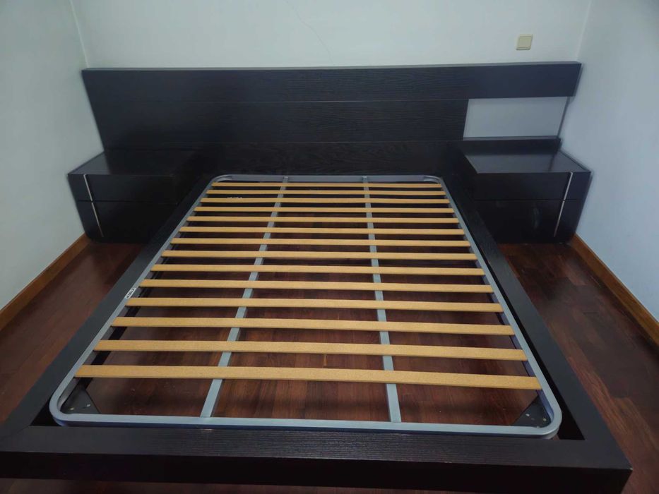 Mobília de quarto completa em madeira – muito bom estado