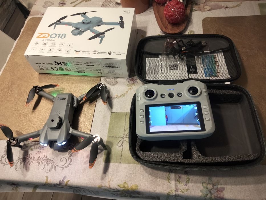 Dron Zd018z ekranem LCD i  system unikanie przeszkód
