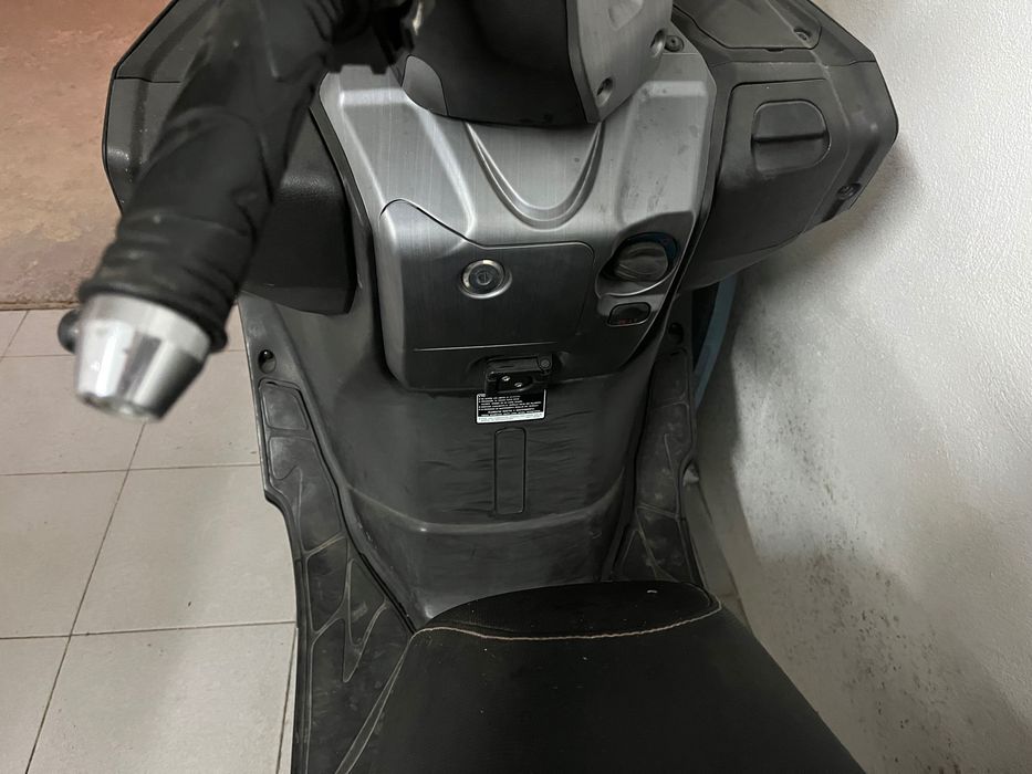 Daelim 125 fi só com 8200km